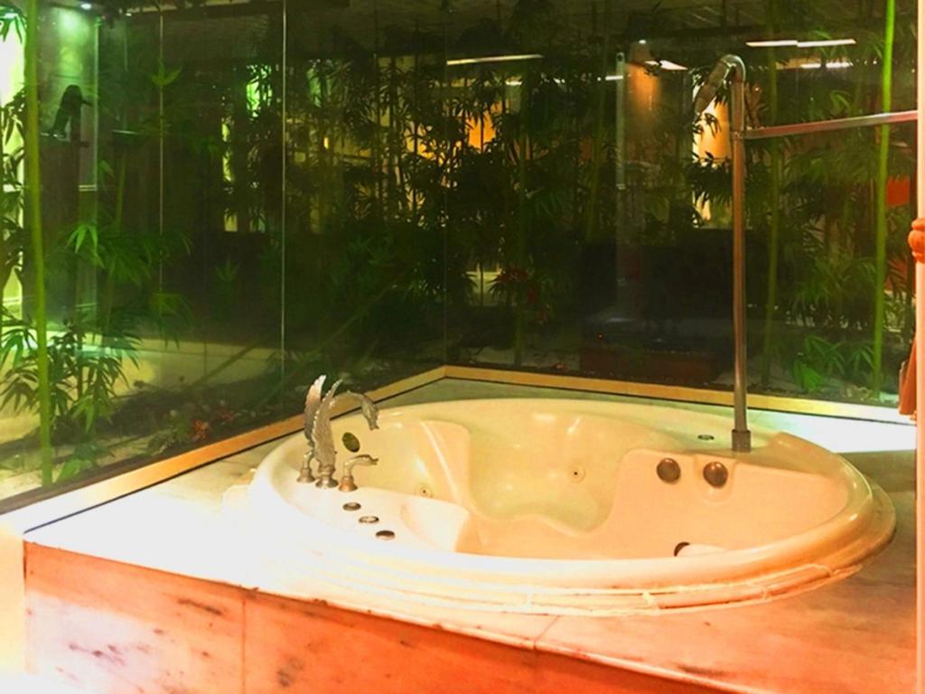 Swan Lake Motel Гуишан Екстериор снимка